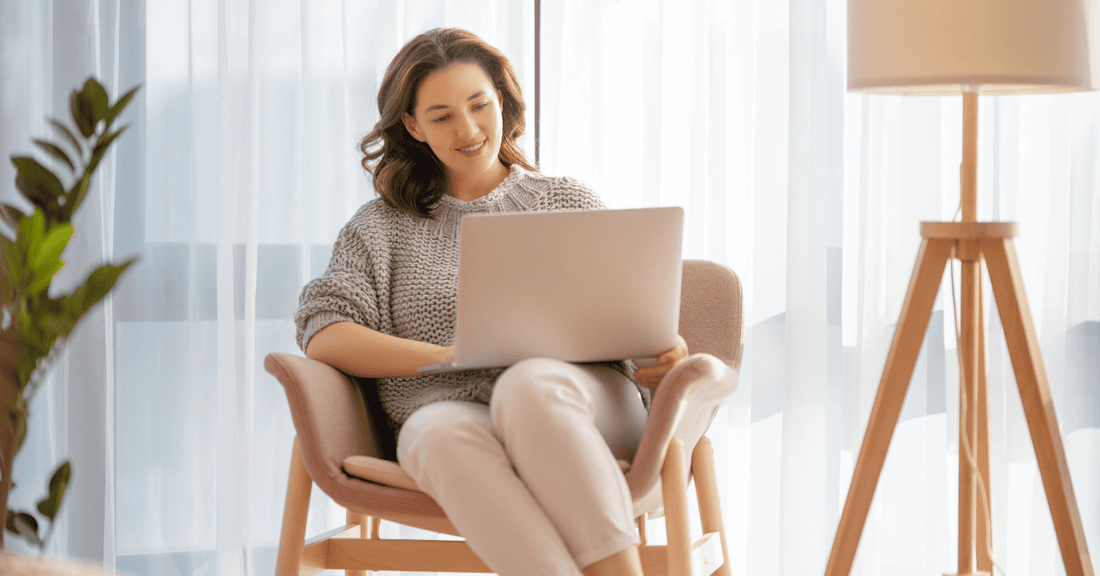 אישה עם לפטופ קונה באתר אליאקספרס בעברית